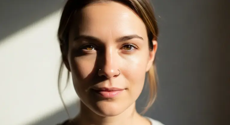 Femme avec 2 piercings au nez