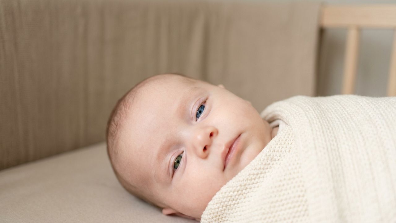 Bébé avec des yeux vairons