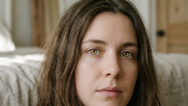 Yeux noisette aux reflets dorés et verts changeants