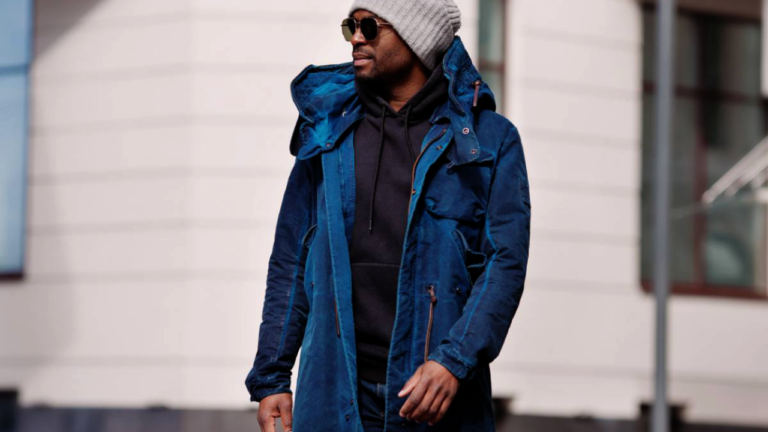 Parka longue qui allonge la silhouette d'un homme