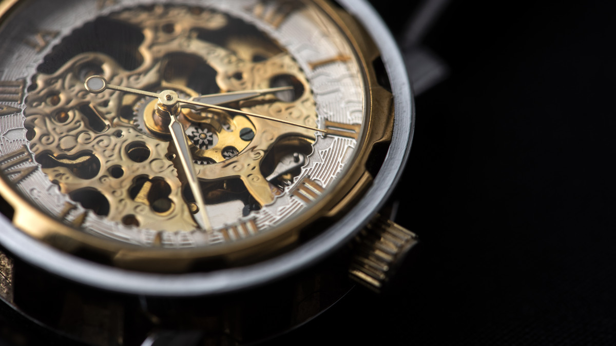 le mécanisme d'une montre de luxe en gros plan