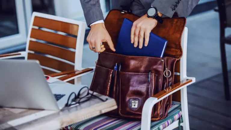Pochette en cuir pour ranger son PC
