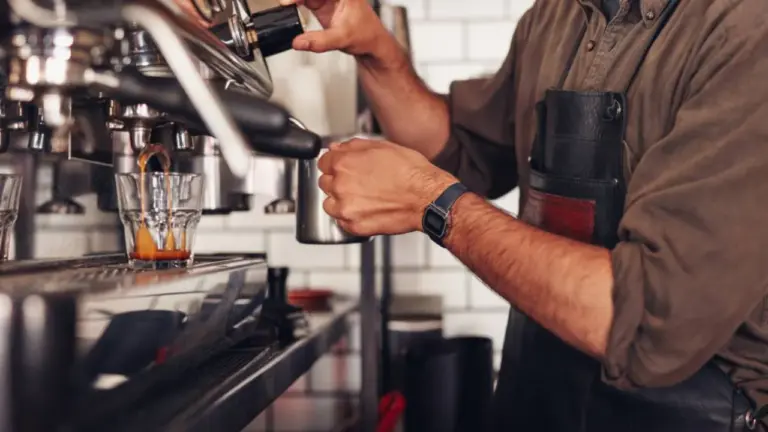 Barista qui prépare un café