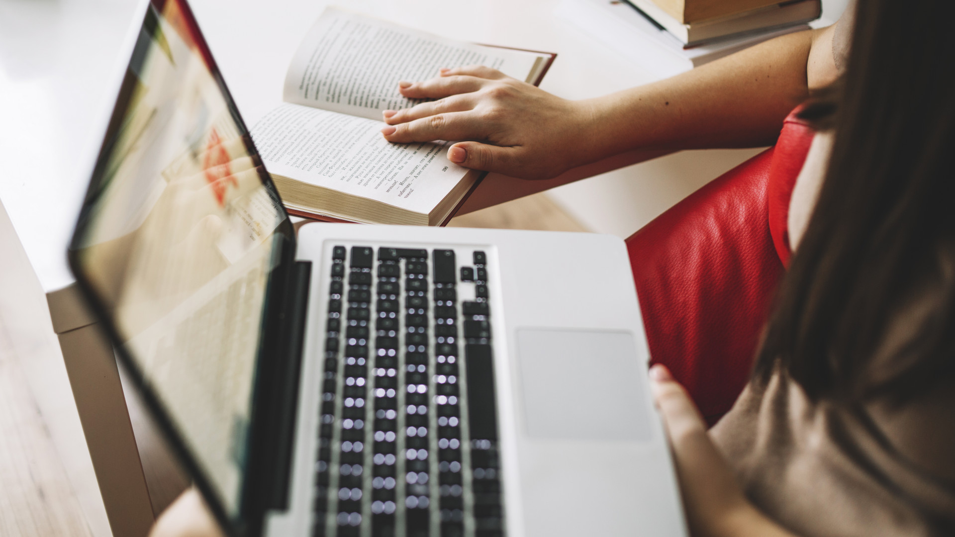 Comparaison des critères essentiels pour commander des livres en français sereinement