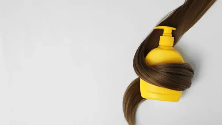 Flacon de shampoing et cheveux brillants