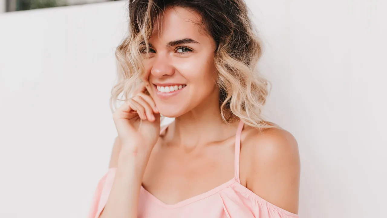 Portrait de femme souriante en rose